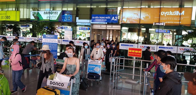 Lượng khách từ các tỉnh đổ về TPHCM sau dịch đông đúc.