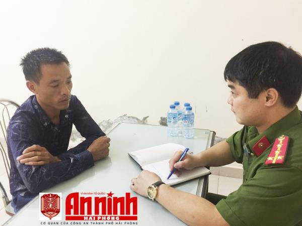 Điều tra viên đang khai thác "nóng" đối tượng.