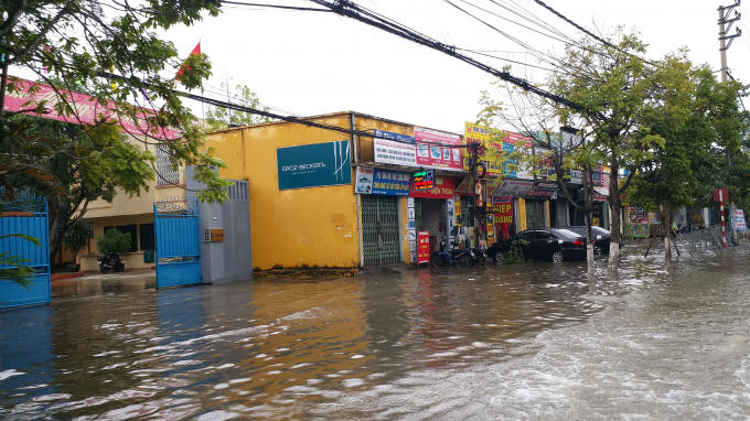 Trước đây, dọc tuyến đường Lý Bôn là hệ thống kênh thoát nước, nhưng nay đã biến thành các dãy ki ốt, cửa hàng.