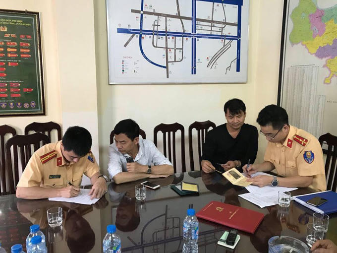 Đội CSGT số 7 tiến hành lập biên bản xử lý những tài xế lái xe rác vi phạm giao thông.