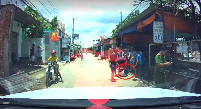 Nạn nhân Dương bị một nhóm người hành hung. Ảnh: Cắt từ clip.