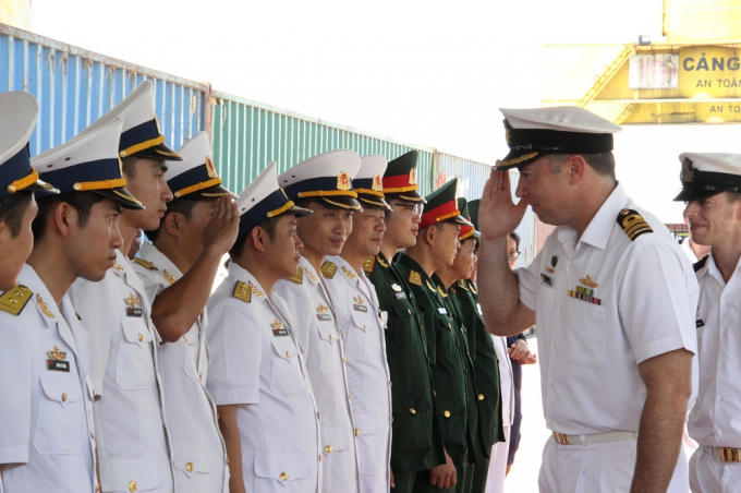 Trung tá David Landon (áo trăng, bên phải) dẫn đầu tàu HMAS Ballarat có chuyến thăm chính thức tại Đà Nẵng.