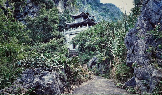 Động Am tiêm nằm ở lưng chừng núi, đường vào hiểm trở tạo cảm giác kì bí như trong phim kiếm hiệp. (ảnh Phi Ba Tơ)