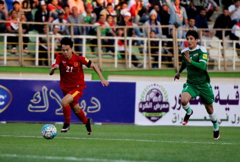 Văn Toàn thi đấu mờ nhạt trước những cầu thủ Iraq cao to.