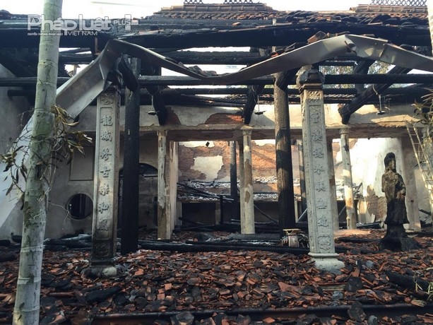 Ngọn lửa bốc lên ngùn ngụt tại chùa đã thiêu rụi khu vực điện thờ.