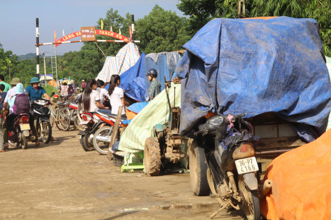 V&agrave;o v&ugrave;ng rốn lũ s&ocirc;ng Bưởi: Hơn ngh&igrave;n người cầm cự giữa m&ecirc;nh m&ocirc;ng biển nước
