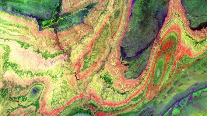 Dãy núi Anti-Atlas, Ma-rốc: Các màu sắc xoáy của dãy núi Anti-Atlas đã được vệ tinh Terra của NASA ghi lại. Chúng được hình thành khoảng 80 triệu năm trước, khi những ngọn núi ở khu vực châu Phi và châu Âu va chạm, tạo nên sự đa dạng của đá vôi, đá sa thạch, thạch cao và đá granit.