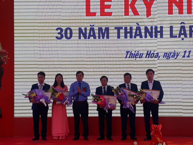 Những thầy cô giáo xuất sắc trong công tác giáo dục được tặng bằng khen của Bộ Giáo dục và đào tạo.