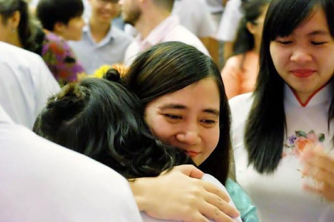 Cô Minh Ngọc và học trò trong lễ tri ân. (Ảnh: Infonet)