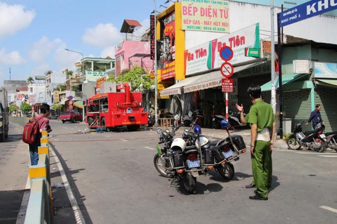 Cơ quan chức năng khám nghiệm hiện trường.