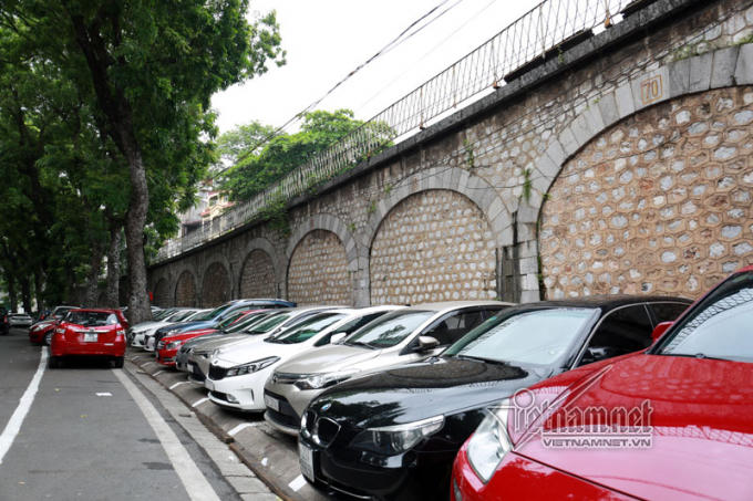 &nbsp;Dọc c&aacute;c v&ograve;m cầu tr&ecirc;n phố Ph&ugrave;ng Hưng đang được trưng dụng l&agrave;m b&atilde;i đỗ xe.