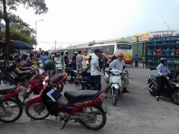 Rất đông người dân hiếu kì đã tập trung bên đường để theo dõi hiện trường vụ tai nạn. Được biết thời điểm khoảng 5h30' sáng nay, xe ô tô mang BKS 30A-60225 trong quá trình băng qua đường sắt tại địa điểm trên đã va chạm với tàu sắt Bắc - Nam mang số hiệu SE2 của xí nghiệp Đầu máy Hà Nội. Vụ tai nạn khiến 5 người chết, 2 người nguy kịch.