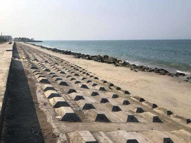 Đoạn bờ kè cứng hiện cũng đã có cát bồi trở lại