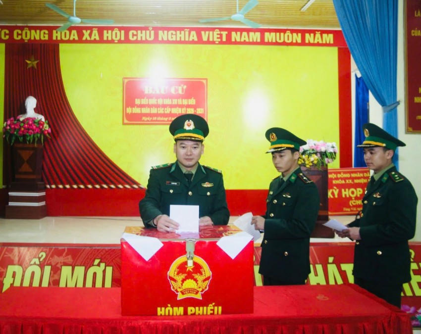 Các chiến sĩ Đồn Biên phòng Tùng Vài tham gia bỏ phiếu.