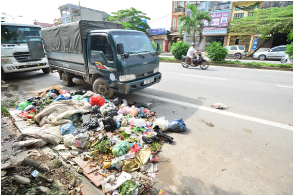 Anh Hải (người dân sống ở khu vực này) cho biết: “Những bãi rác như thế này tồn tại ở đây gần 2 tháng, vì rác thải chất đống quá lâu không được thu dọn nên đã xuất hiện nhiều ruồi bọ bu kín, dòi bò lúc nhúc”.