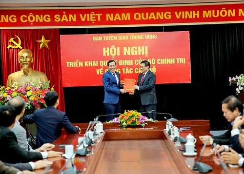 Ủy viên Bộ Chính trị, Bí thư Trung ương Đảng, Trưởng Ban Tổ chức Trung ương Phạm Minh Chính trao quyết định phân công đồng chí Thuận Hữu- Ủy viên TƯ Đảng, Tổng Biên tập Báo Nhân Dân, Chủ tịch Hội Nhà báo Việt Nam kiêm giữ chức Phó Trưởng ban Tuyên giáo Trung ương. Ảnh- Sơn Hải