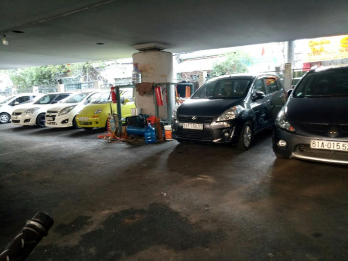 Thông tư 35/2017/BGTVT đã có hiệu lực, nhưng các bãi xe dưới gầm vẫn hoạt động.