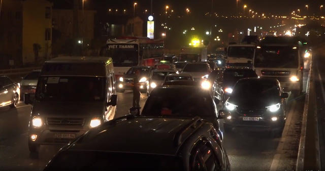 Giao th&ocirc;ng bị &ugrave;n ứ tr&ecirc;n cầu Nhật T&acirc;n sau vụ tai nạn khiến 1 nam thanh ni&ecirc;n tử vong.