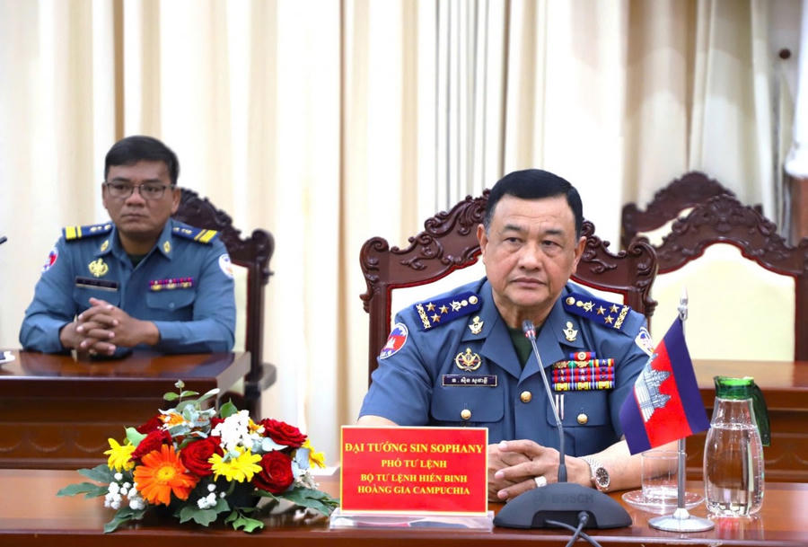 Ngài Đại tướng Sin Sophany, Phó Tư lệnh Bộ Tư lệnh Hiến binh Hoàng gia Campuchia chúc Tết lãnh đạo Tỉnh An Giang