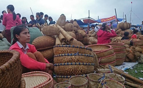 Các nông cụ, đồ chài lưới được bày bán với nét đặc trưng của vùng chiêm trũng