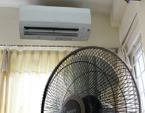 Kết hợp sử dụng quạt trần với điều hòa sẽ tăng hiệu suất làm lạnh và tiết kiệm điện hơn.