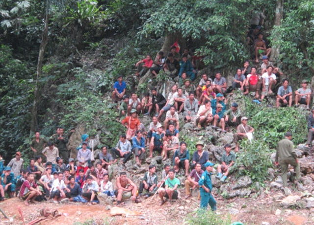 Hơn 100 người gồm lực lượng cứu hộ và người dân đội mưa, nắng suốt 3 ngày qua giữa núi rừng bản Kịt dõi theo từng phút giây cứu hộ đầy gian nan. (Ảnh: Nguyệt Sinh)