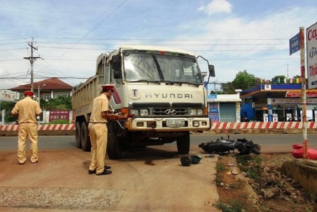 8. Xe máy va chạm với xe ben, vợ tử vong tại chỗ, chồng nguy kịch Khoảng 14h ngày 9/6, xe ben BKS 93C - 032.66 khi lưu thông đến địa phận ấp 1, xã Tiến Hưng (thị xã Đồng Xoài, Bình Phước), tài xế bất ngờ rẽ vào một con hẻm thì xảy ra va chạm với xe gắn máy BKS 53Y3 - 8157 do ông Nguyễn Văn Học (69 tuổi) điều khiển chở vợ là bà Nguyễn Thị Vóc (68 tuổi, trú xã Tiến Hưng) lưu thông cùng chiều bên phải. Cú đâm mạnh khiến bà Vóc tử vong tại chỗ, ông Học nguy kịch.