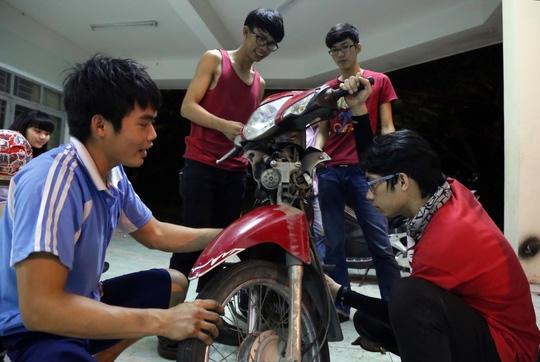 Sau khi được sửa xe, một số bạn sinh viên cũng ở lại phụ giúp Hiệp và Minh các công việc lặt vặt. Nhiều bạn khác ủng hộ nước uống, cơm hộp
