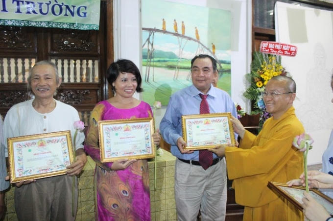 Hòa thượng Thích Nhật Từ trao tặng bằng khen cho các họa sĩ tại triển lãm.