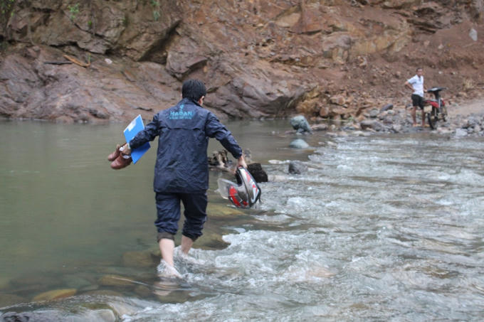 H&agrave;nh tr&igrave;nh đến với từng hộ d&acirc;n kh&ocirc;ng hề dễ d&agrave;ng.