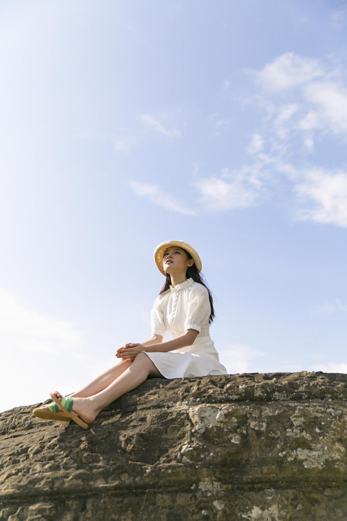 Á hậu Thuỳ Dung khoe vẻ đẹp mong manh ở đảo Phú Quý