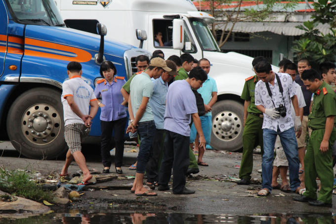 Công an quận Thủ Đức khám nghiệm hiện trường.