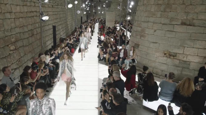 Bản tin Thời trang Plus số 32: Cho&aacute;ng ngợp với s&agrave;n catwalk do thi&ecirc;n t&agrave;i thiết kế Karl Lagerfeld tạo ra