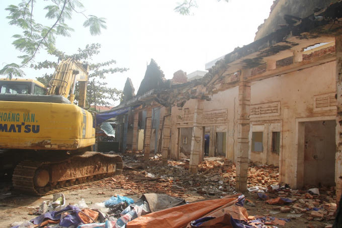 Lúc xảy ra sự việc, một đơn vị thi công đập dỡ phía bên kia khu nhà.