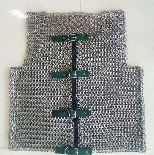 Mỗi chiếc &aacute;o gi&aacute;p sắt được rao b&aacute;n khoảng 4-5 triệu đồng.