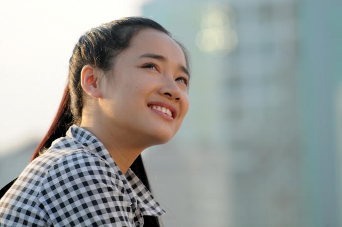 Khánh (diễn viên Nhã Phương) - cô sinh viên sắp ra trường với nhiệt huyết tuổi trẻ vừa làm phóng viên thực tập, vừa tích cực tham gia các hoạt động xã hội. Khánh thầm thương và ngưỡng mộ sếp của mình là Nguyên - Trưởng Ban Biên tập báo Ánh Dương. Nhưng Nguyên lại có tình cảm với Phương Lê (diễn viên Thùy Trang) - chị gái của Khánh.