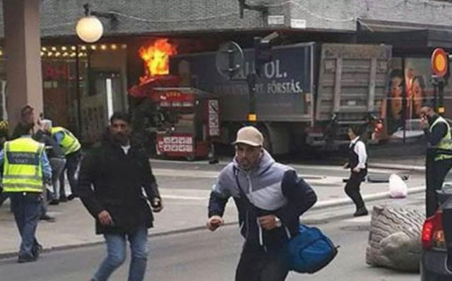 Xe tải lao vào một cửa hàng trên phố đi bộ ở thủ đô Stockholm. Ảnh: Twitter