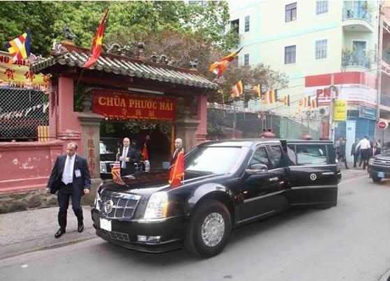 Tổng thống Obama lên xe về Dreamplex. Trên đường đi, đoàn tháp tùng Tổng thống rất thân thiện, họ vẫy tay chào người dân 2 bên đường. Tại Dreamplex, ông Obama có buổi nói chuyện với giới doanh nghiệp trẻ.