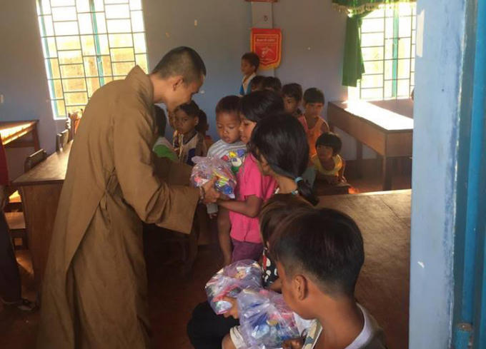 Trao quà cho các em thiếu nhi đồng bào dân tộc S'tiêng.