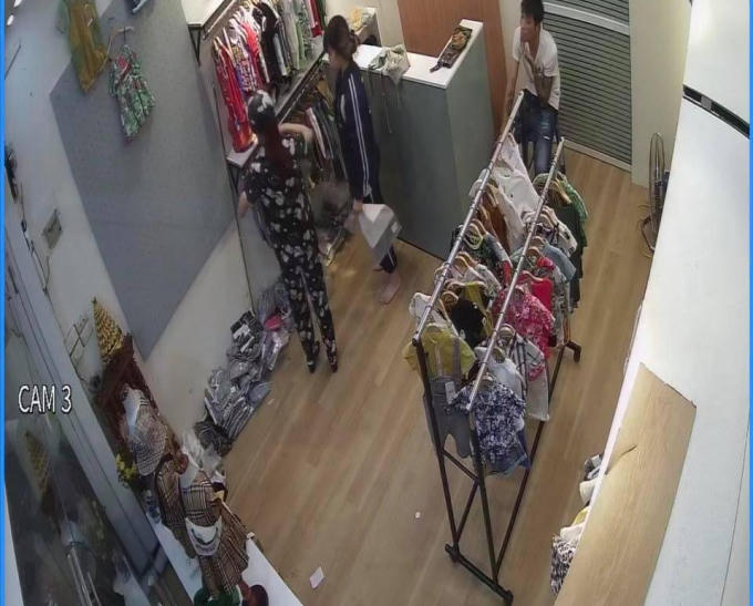 Người phụ nữ giả mua đồ để đánh lạc sự chú ý của nhân viên