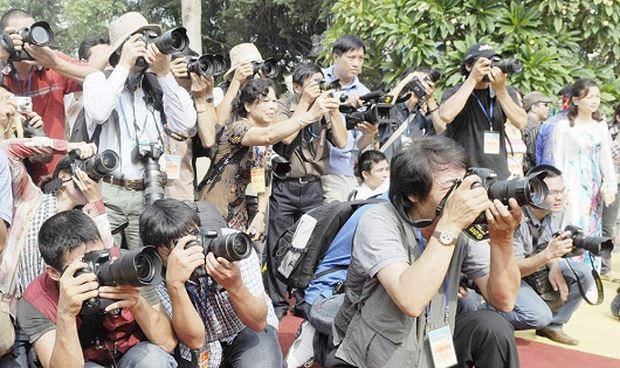 Thời đại bùng nổ thông tin và tác nghiệp trong cơ chế thị trường, đòi hỏi nhà báo phải có bản lĩnh chính trị vững vàng. (Ảnh minh họa)