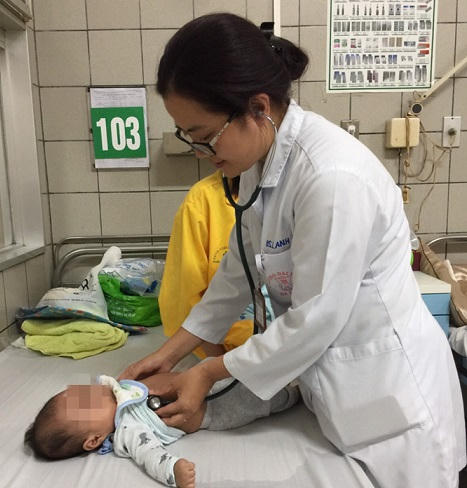 BS. Lan Anh đang thăm khám cho một bệnh nhi