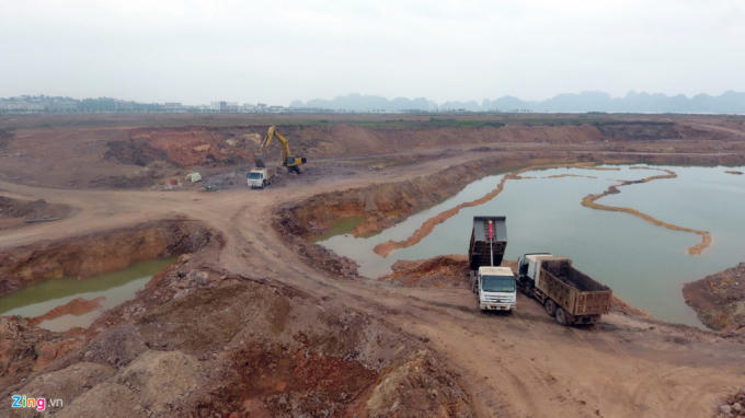 Để hoàn thành dự án này, công nhân phải đổ 20 triệu m3 đất, đá, bùn, cát xuống vịnh Hạ Long để lấn thêm khoảng 400 ha mặt nước ở phía tây của đảo Tuần Châu, phục vụ cho việc xây dựng ba khu biệt thự lấn biển hình đóa hoa. Đảo Tuần Châu từ gần 300 ha ban đầu nay đã được mở rộng lên trên 800 ha.