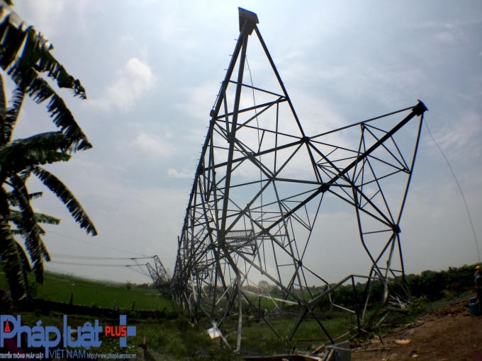 Cột điện đổ kềnh trong gió cấp 5.