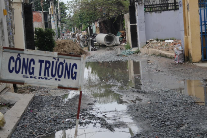 Dự án này do Ban quản lý Đầu tư- Xây dựng công trình quận Thủ Đức làm chủ đầu tư, đơn vị thi công là Công ty TNHH MTV Dịch vụ công ích quận Thủ Đức. Bắt đầu thi công được vài tháng nay tuy nhiên quá trình thi công đã gây ra nhiều bức xúc cho các hộ dân.