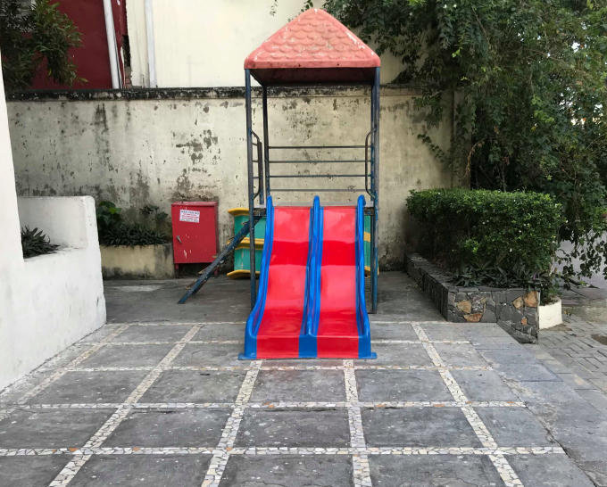 Khu vực nơi bé Q. không may bị miếng bê tông rơi trúng đầu.