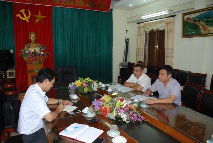 Ông Nguyễn Trường Thành, Phó Chi cục trưởng Chi cục Thủy lợi Thái nguyên (kiêm Trưởng ban Dự án) và cán bộ kỹ thuật giám sát công trình làm việc với phóng viên Báo TN&amp;MT xung quanh vấn đề rút tiền tỷ của nhà nước mà không có chứng từ thanh toán.