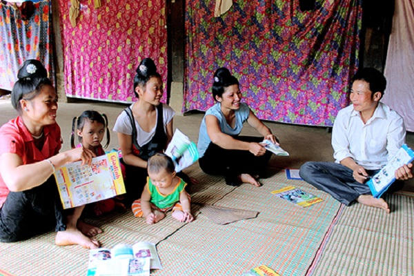 Cán bộ chuyên trách dân số bản Lọng Phẳng, xã Muổi Nọi (Thuận Châu) tuyên truyền phụ nữ trong độ tuổi sinh đẻ thực hiện công tác dân số. Ảnh Dangcongsan.vn