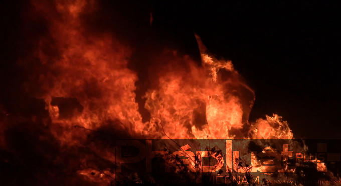 Gần 10 xe chữa cháy và nhiều cán bộ chiến sĩ được huy động tới hiện trường