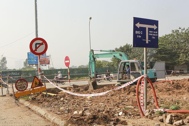 Cùng với cải tạo mặt đường, dự án còn hoàn thiện hệ thống sơn kẻ, biển báo giao thông đồng bộ trên tuyến theo quy chuẩn kỹ thuật quốc gia.